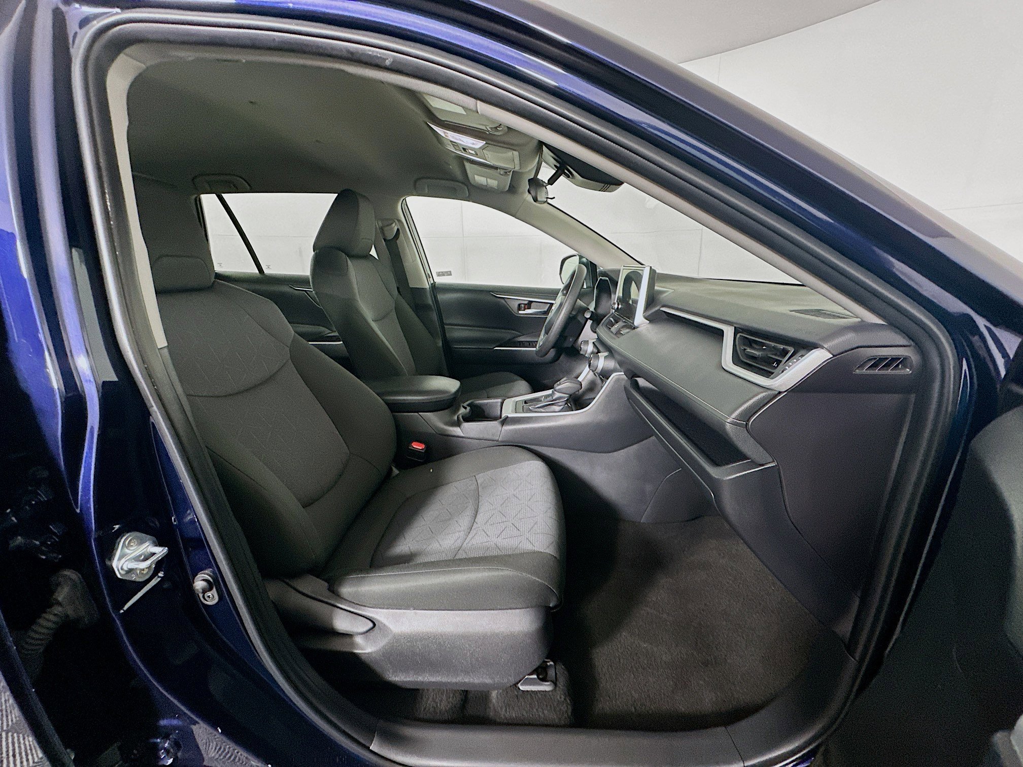 Used 2025 Toyota RAV4 XLE FWD image 31