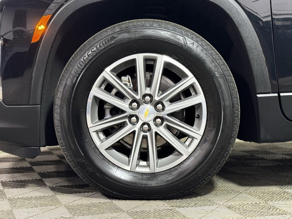Used 2022 Chevrolet Traverse LT image 2