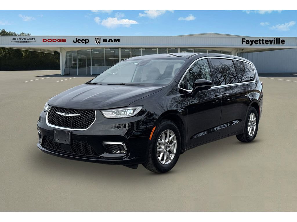 Used 2024 Chrysler Pacifica Touring-L image 7