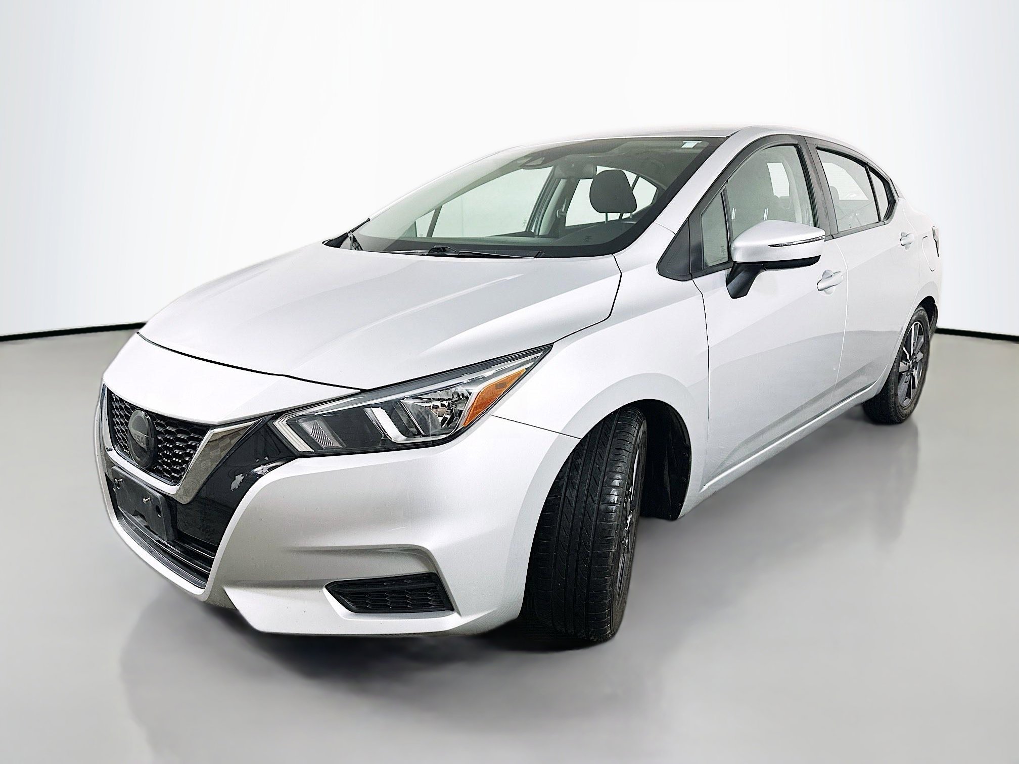 Used 2020 Nissan Versa SV image 3