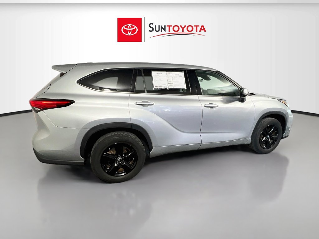 Used 2021 Toyota Highlander LE FWD image 3