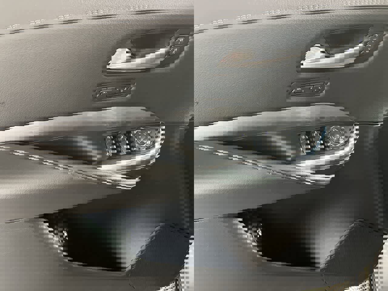 Used 2025 Cadillac XT4 Premium Luxury image 13