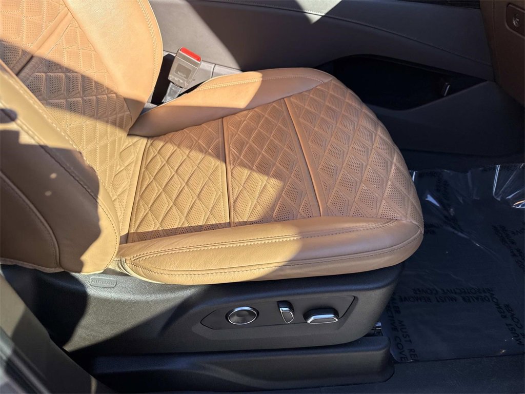 Used 2021 Cadillac Escalade Premium Luxury image 12