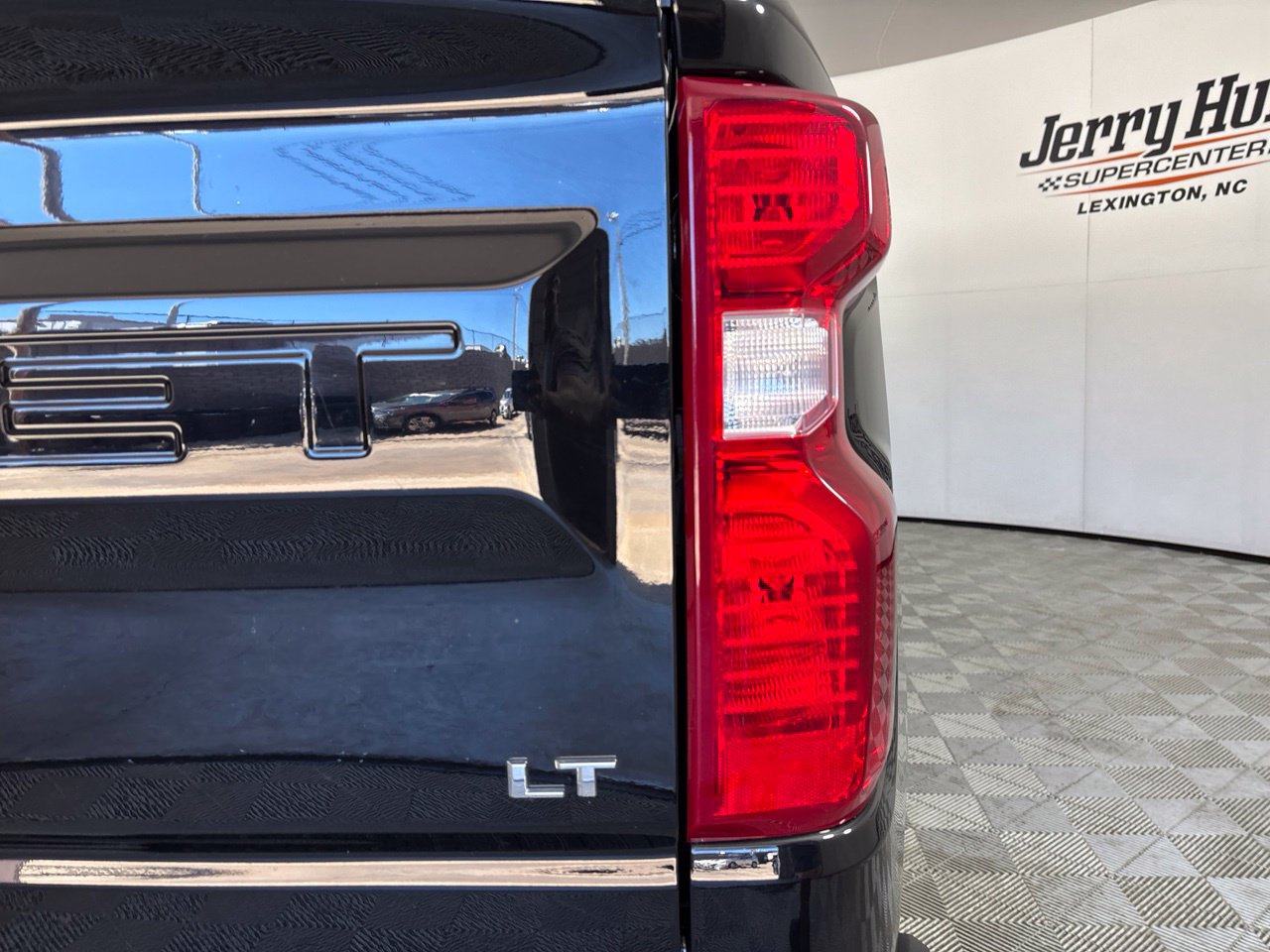 Used 2024 Chevrolet Silverado 1500 LT AWD/4WD image 35