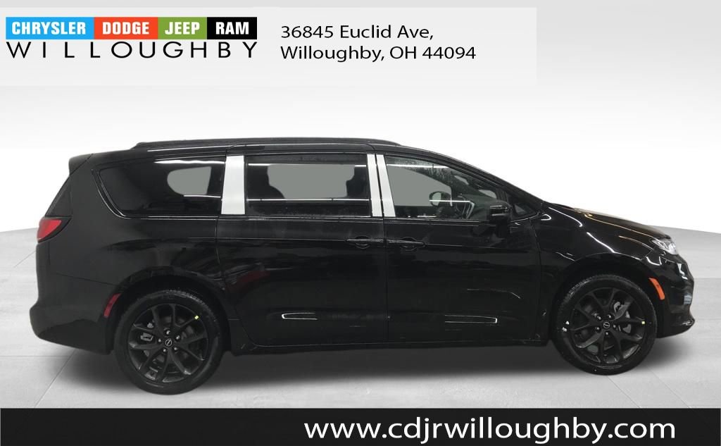 New 2026 Chrysler Pacifica Select w/ S Appearance Package image 4