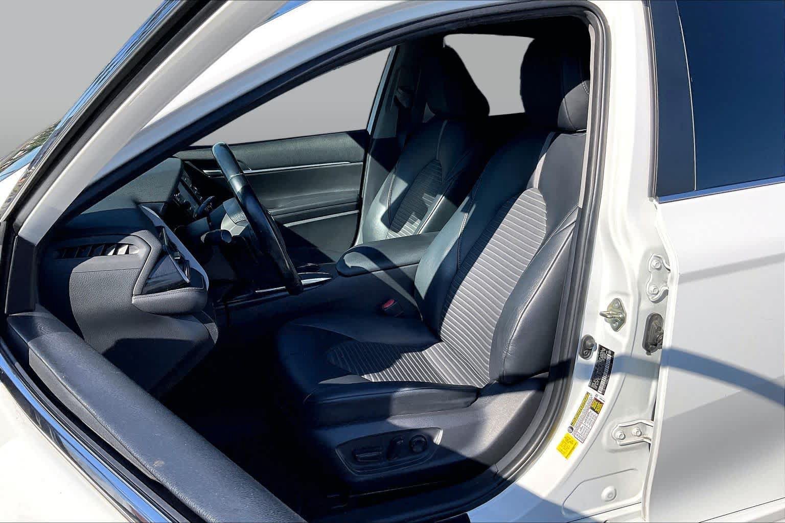 Used 2020 Toyota Camry SE FWD image 7