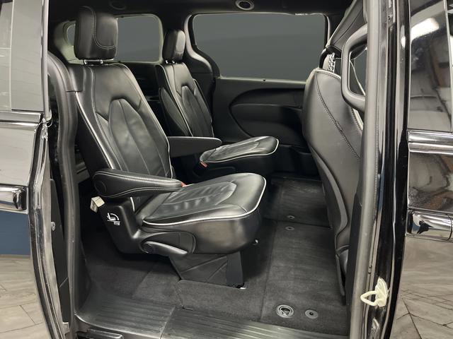 Used 2025 Chrysler Pacifica Limited image 30
