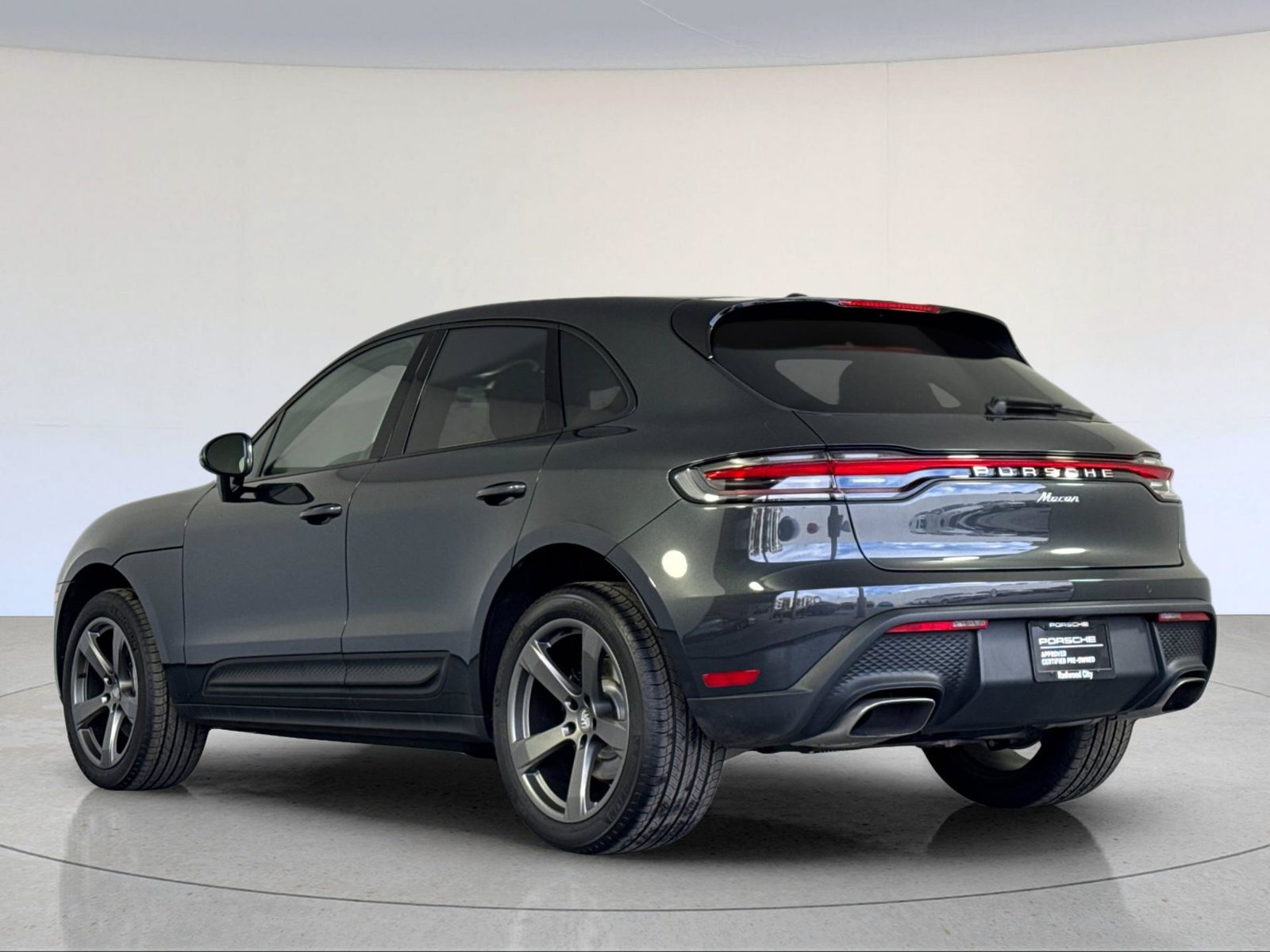 Certified 2026 Porsche Macan AWD/4WD image 3