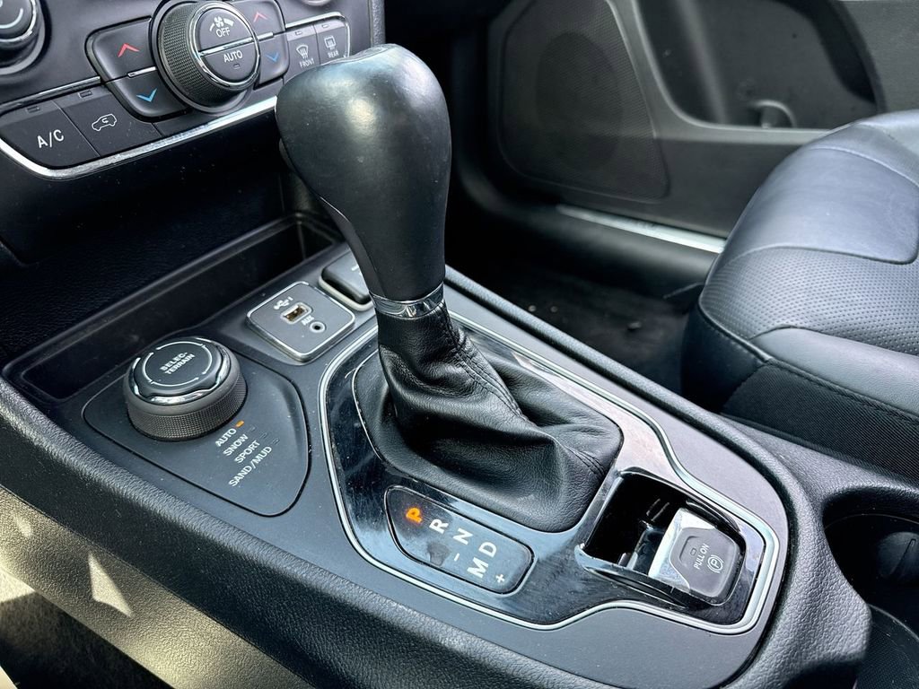 Used 2021 Jeep Cherokee Limited image 19