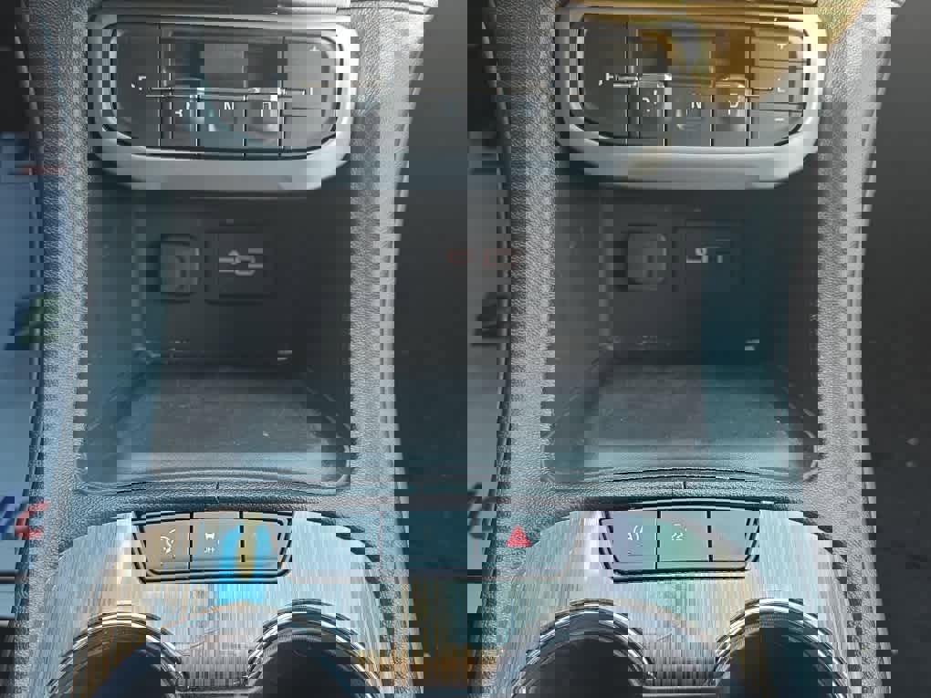 Used 2023 GMC Acadia SLE w/ Driver Convenience Package image 12