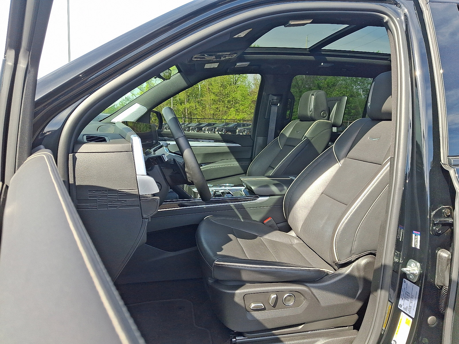 Used 2025 Cadillac Escalade ESV Sport w/ Touring Package AWD/4WD image 17