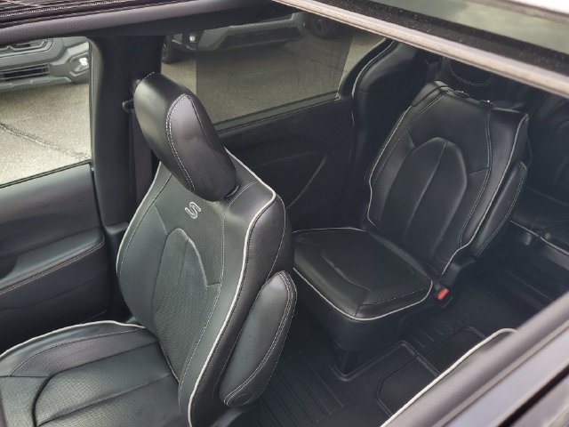 Certified 2025 Chrysler Pacifica Limited FWD image 37