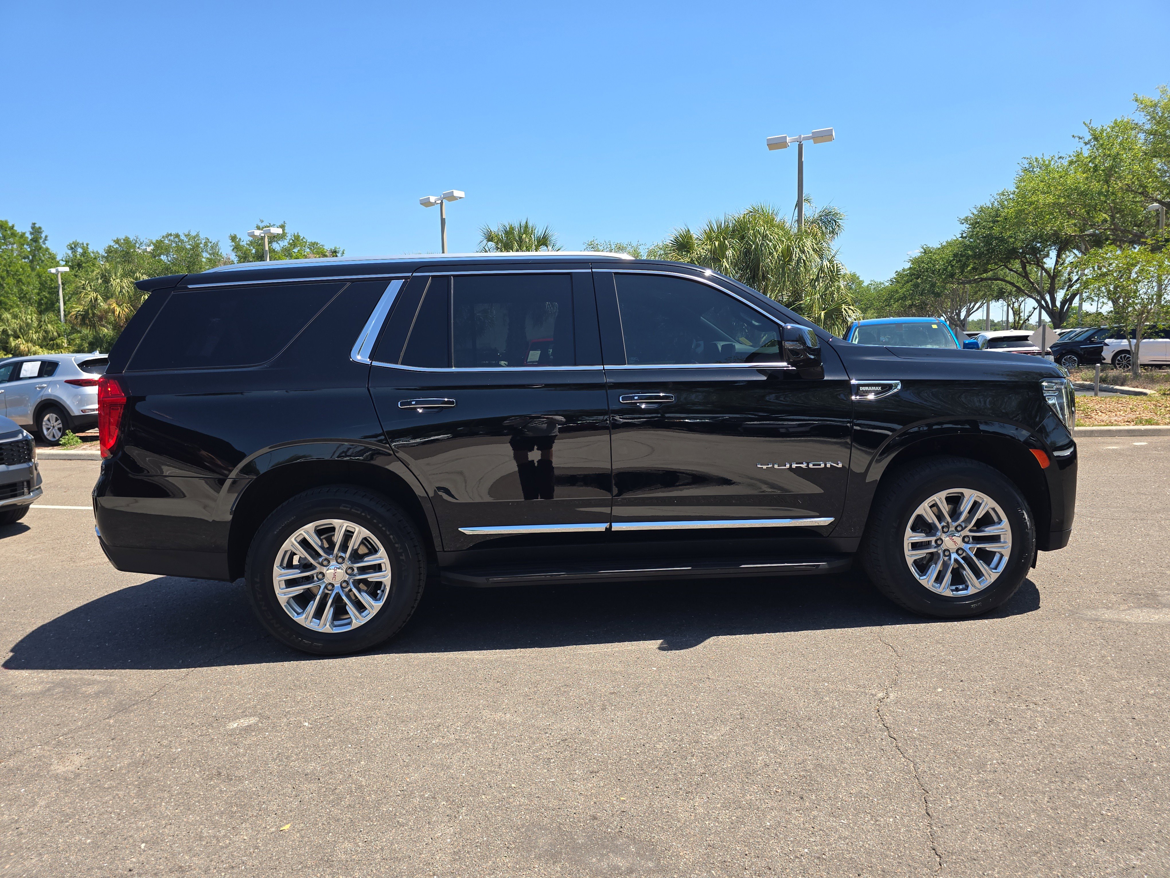 Used 2023 GMC Yukon SLT w/ SLT Luxury Package AWD/4WD image 9