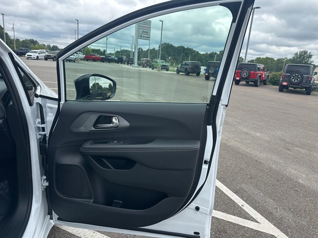 New 2026 Chrysler Pacifica Select image 14