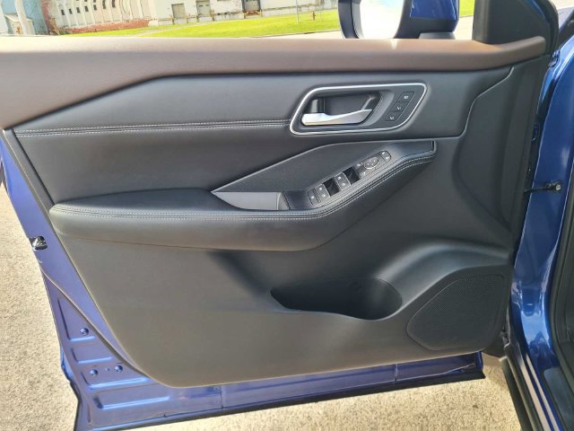 Used 2023 Nissan Rogue Platinum AWD/4WD image 16