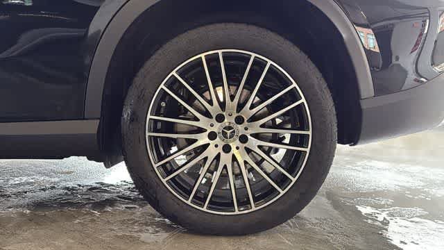 Used 2025 Mercedes-Benz GLC 300 4MATIC image 11