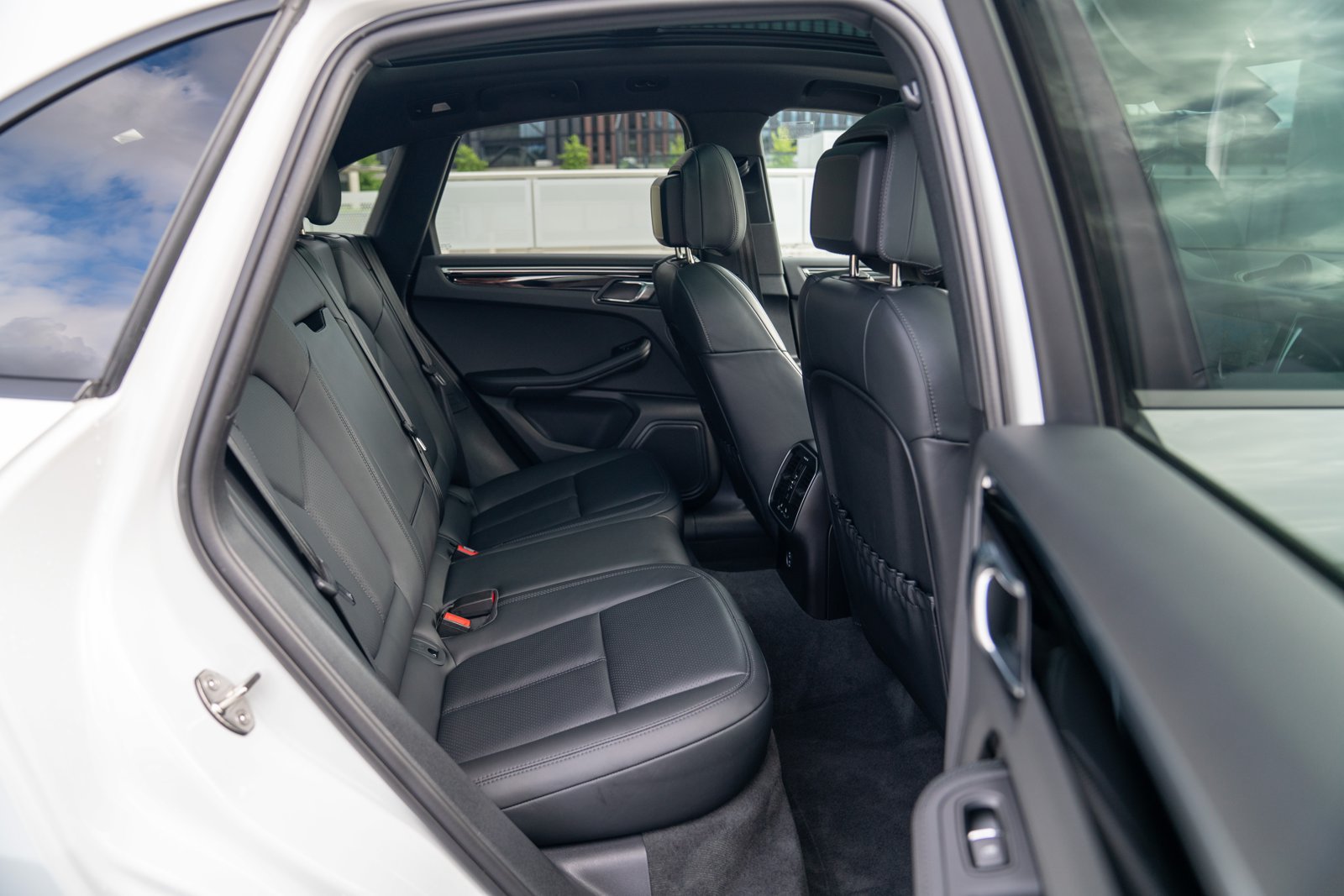 Certified 2023 Porsche Macan Turbo AWD/4WD image 24