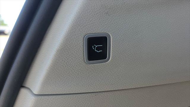 Certified 2024 Chrysler Pacifica Touring-L FWD image 19