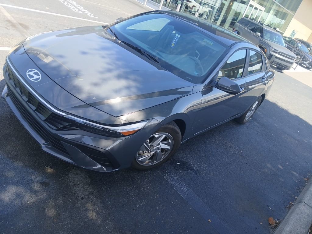 Certified 2024 Hyundai Elantra SE FWD image 3