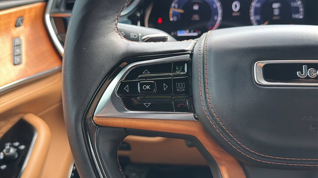 Used 2025 Jeep Grand Cherokee L Summit AWD/4WD image 19