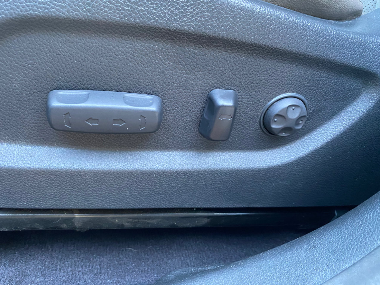 Used 2017 Hyundai Santa Fe SE Ultimate 3.3L Auto w/ SE Ultimate Tech Package 03 image 29