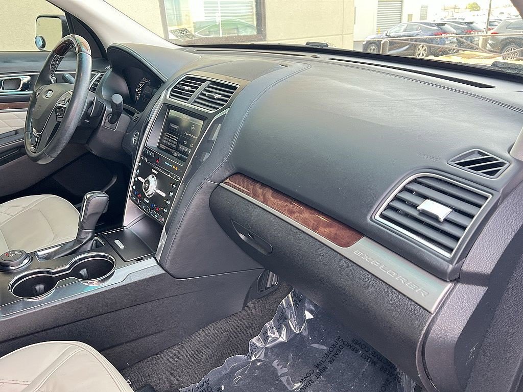 Used 2016 Ford Explorer Platinum image 29