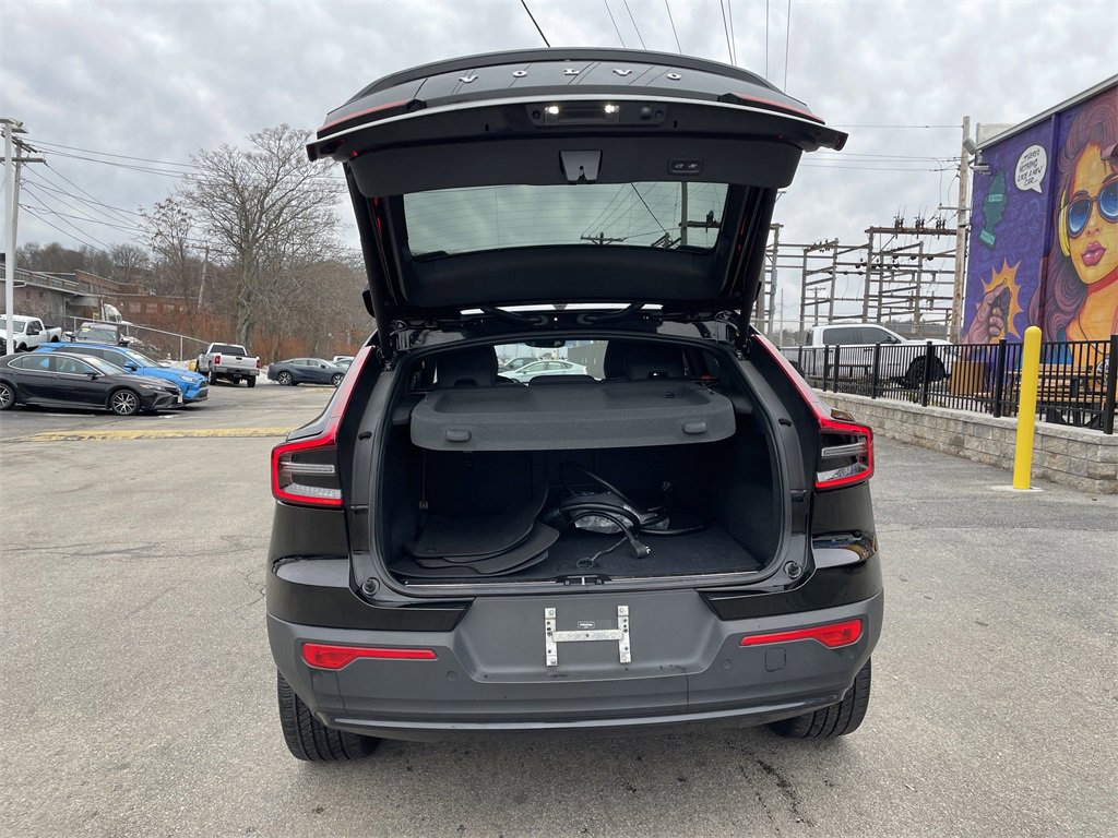 Used 2023 Volvo C40 Recharge Core image 13