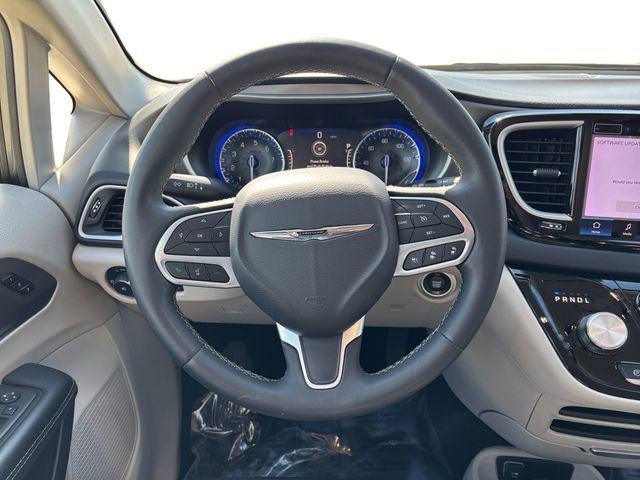 Used 2023 Chrysler Pacifica Touring-L image 15