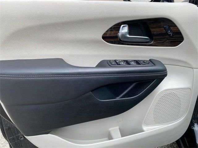 Used 2023 Chrysler Pacifica Limited image 11