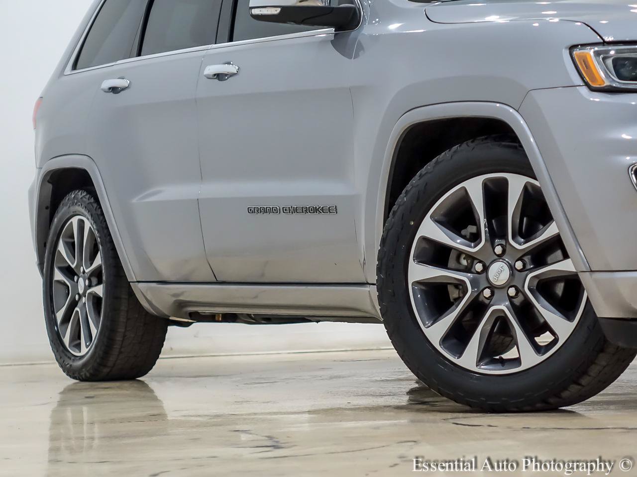 Used 2018 Jeep Grand Cherokee Overland AWD/4WD image 4