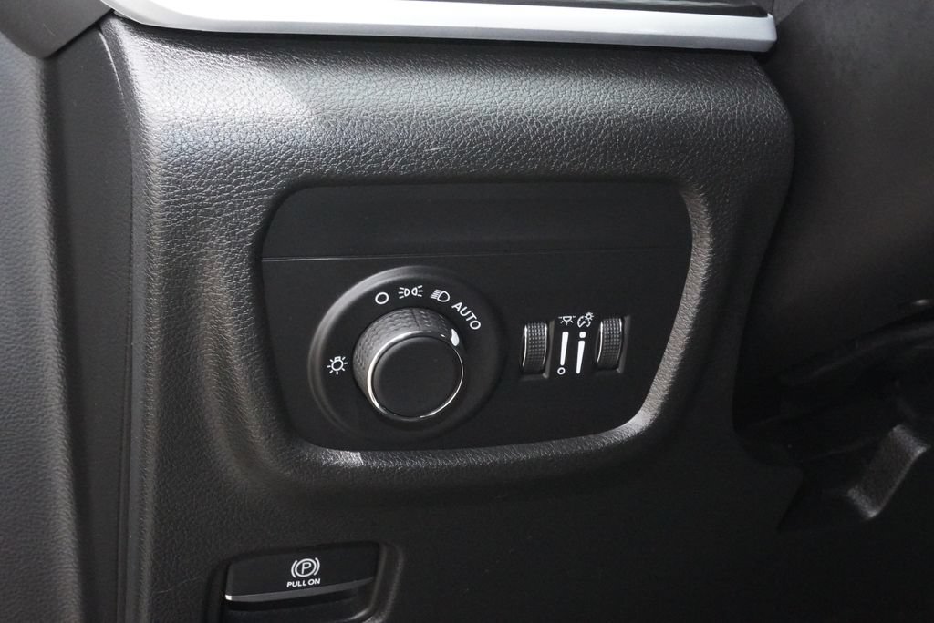 Used 2025 Jeep Grand Cherokee Laredo AWD/4WD image 25