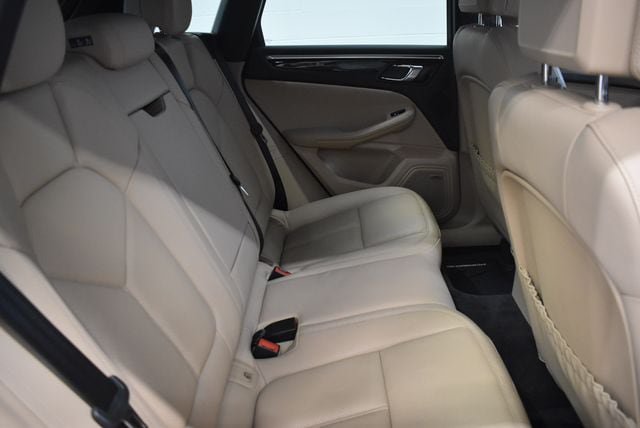 Used 2020 Porsche Macan AWD/4WD image 17