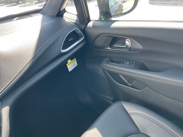 New 2026 Chrysler Pacifica Select w/ S Appearance Package image 17