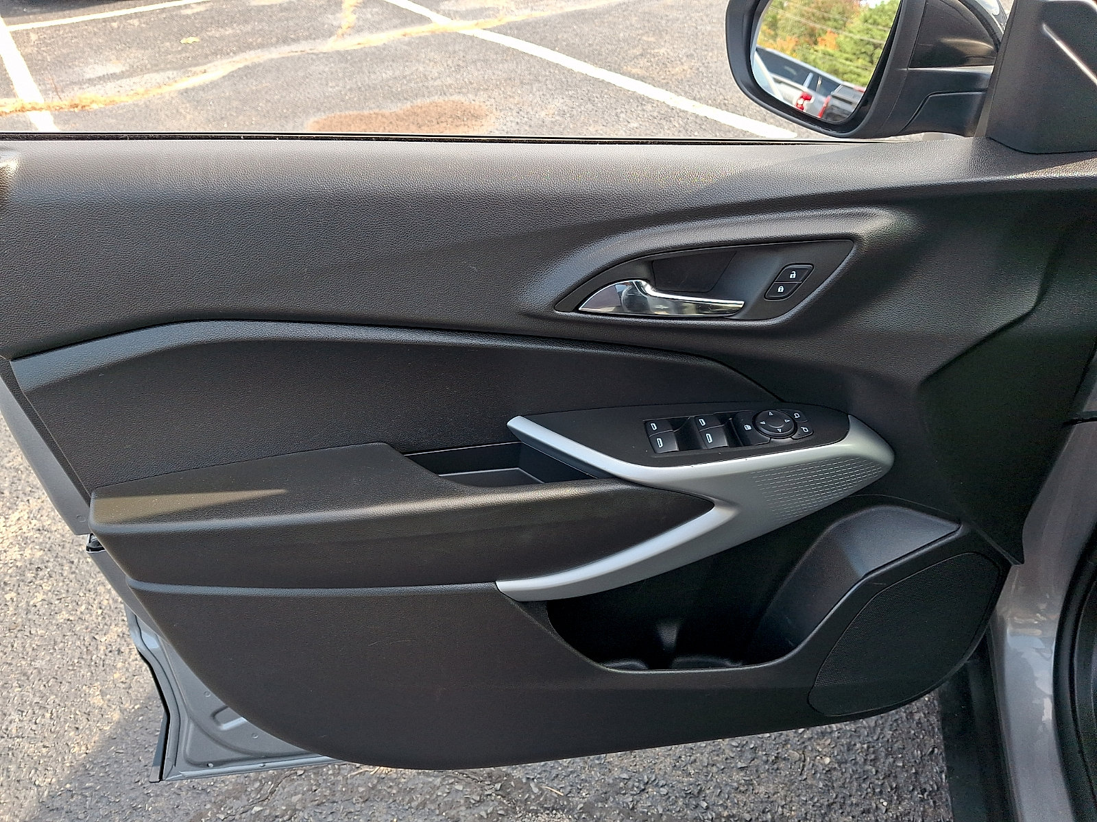 Used 2025 Chevrolet Trax RS w/ Sunroof Package FWD image 12