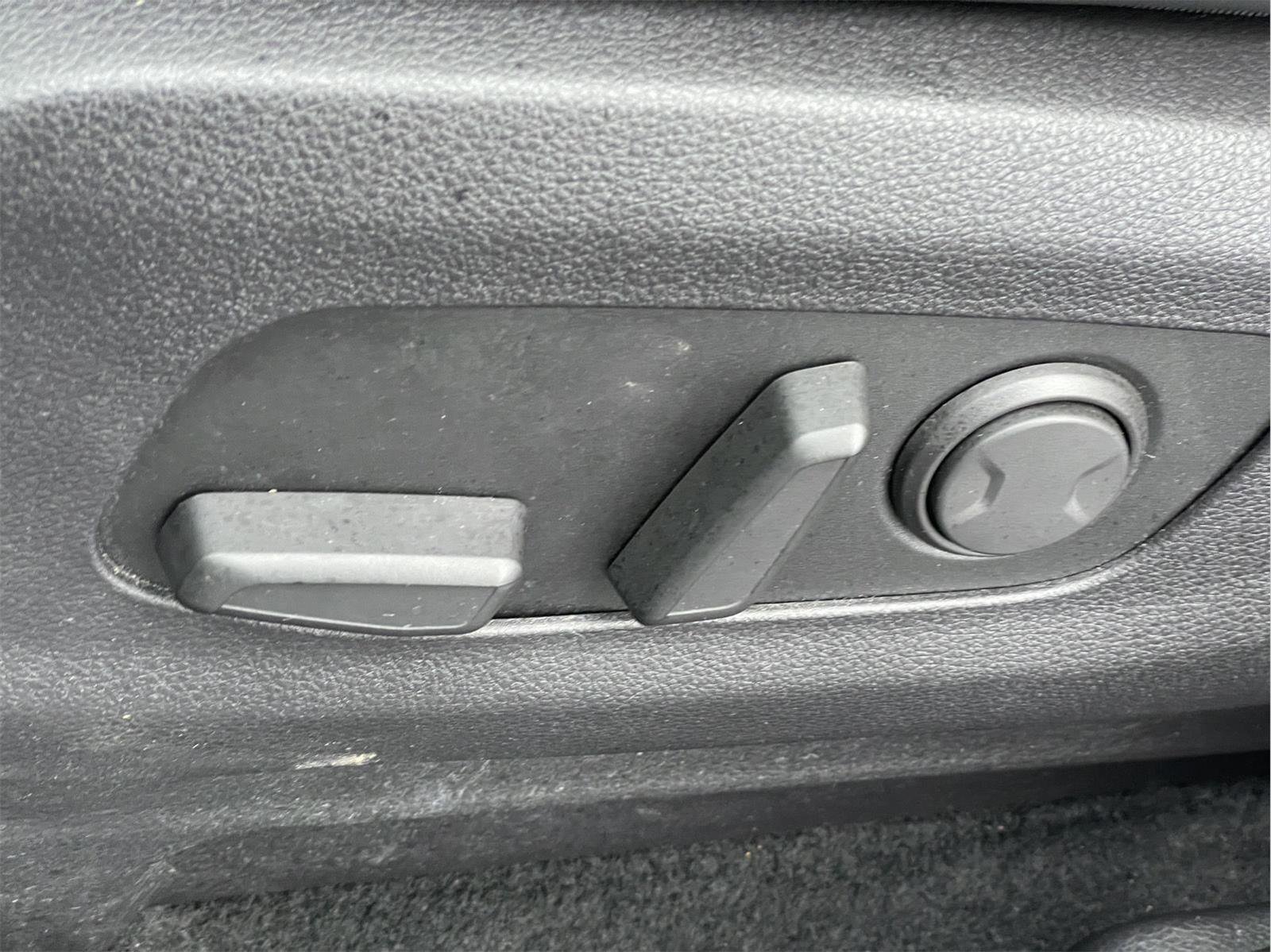 Used 2023 Kia Carnival EX image 26