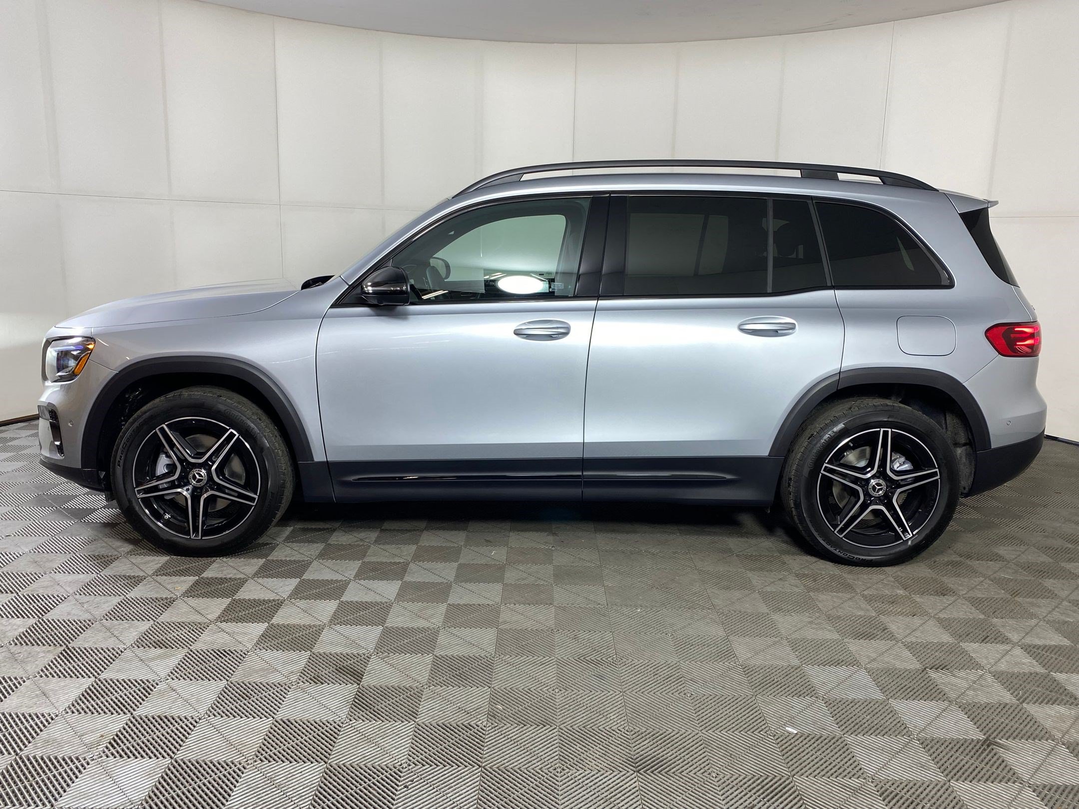 Used 2026 Mercedes-Benz GLB 250 4MATIC image 2
