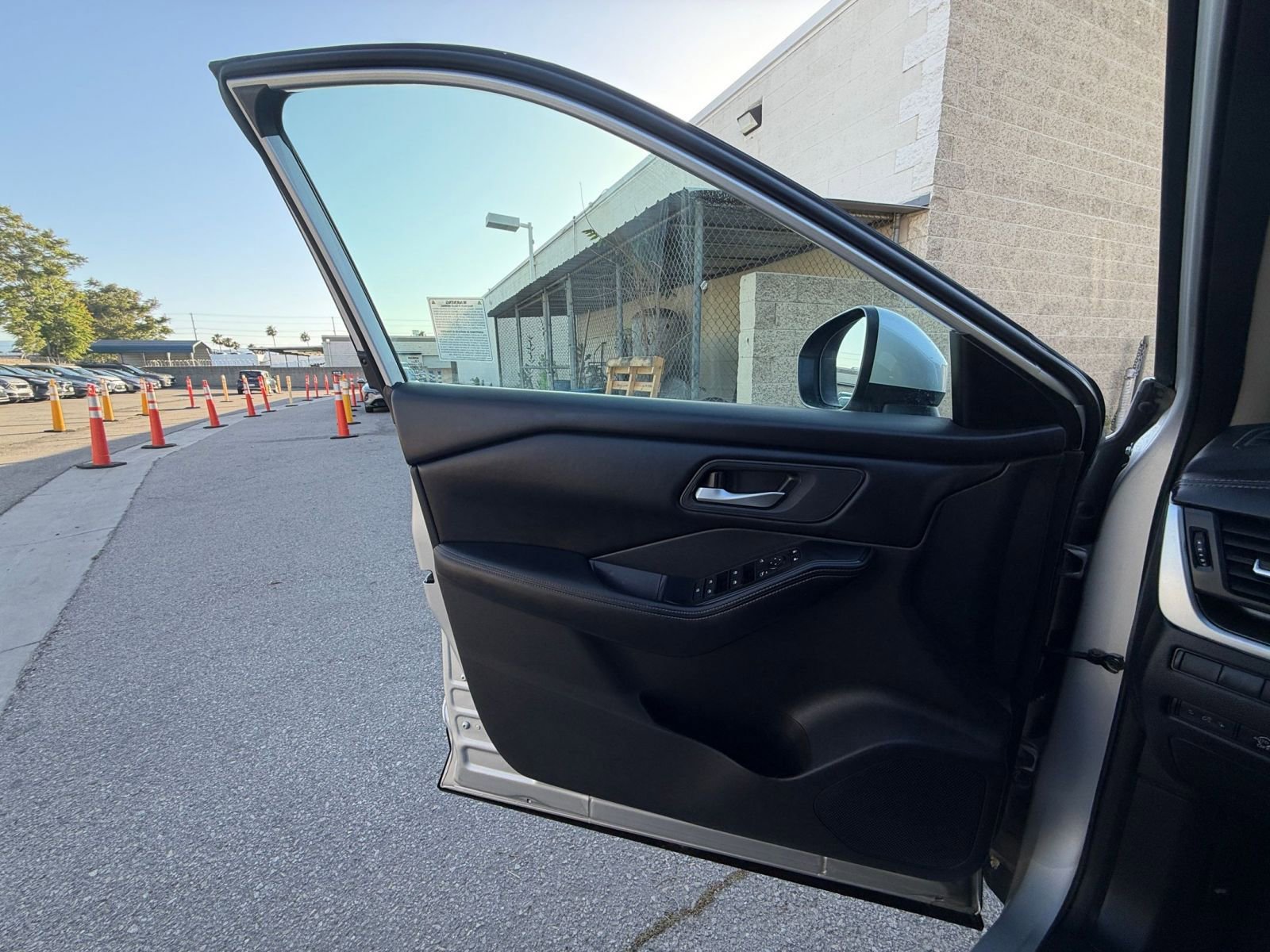 Used 2025 Nissan Rogue SV FWD image 18