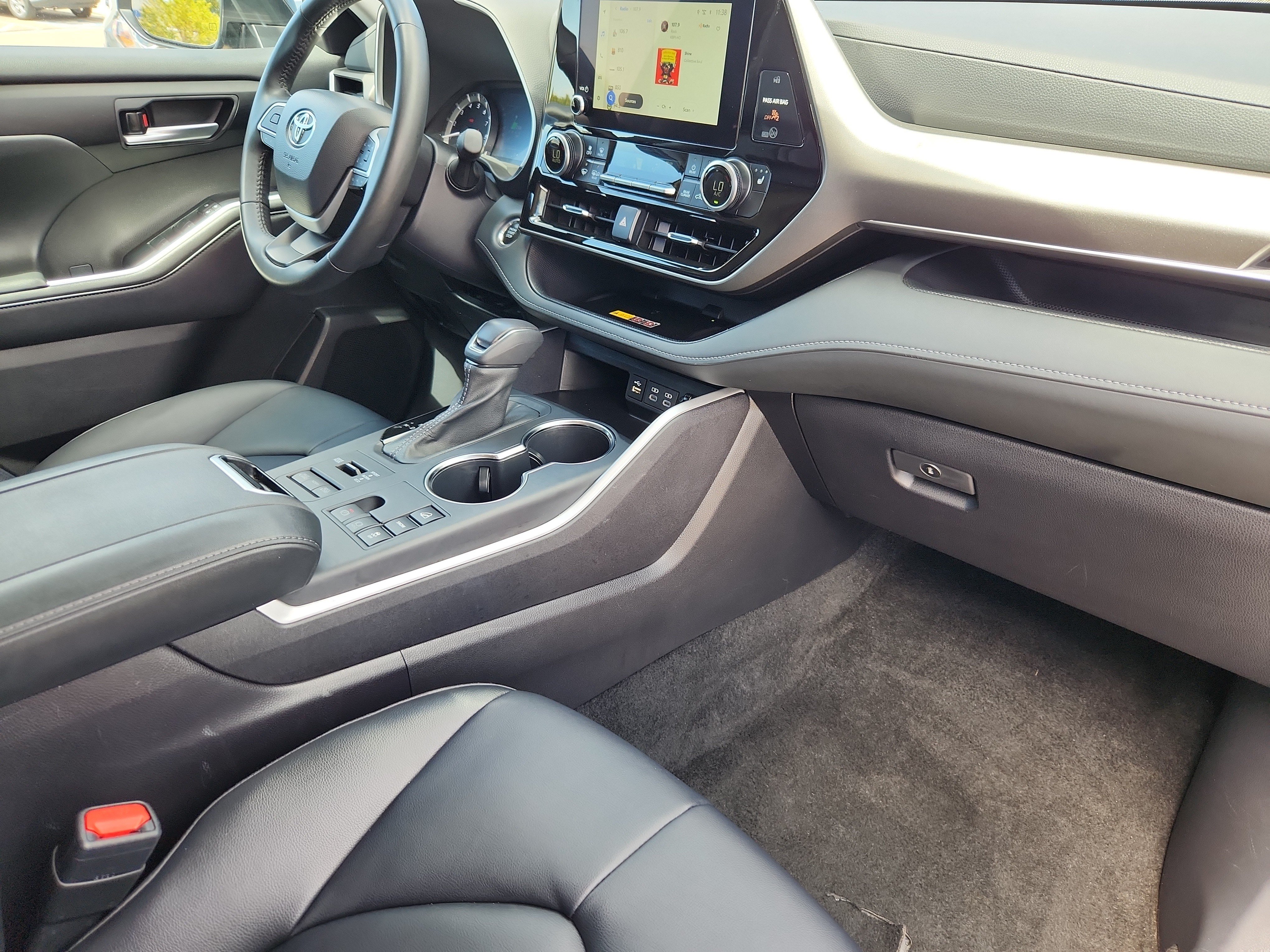 Used 2025 Toyota Highlander XLE AWD/4WD image 18