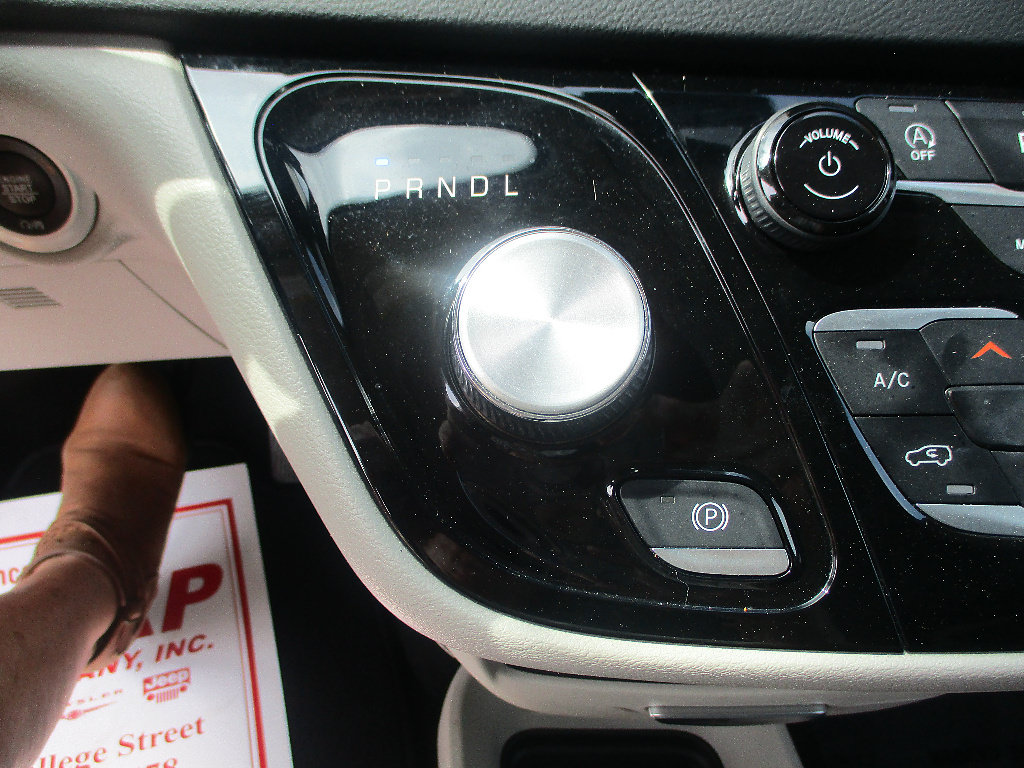 Used 2023 Chrysler Pacifica Touring-L FWD image 7