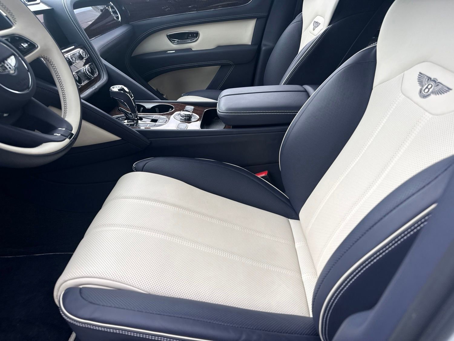 Used 2025 Bentley Bentayga AWD/4WD image 26
