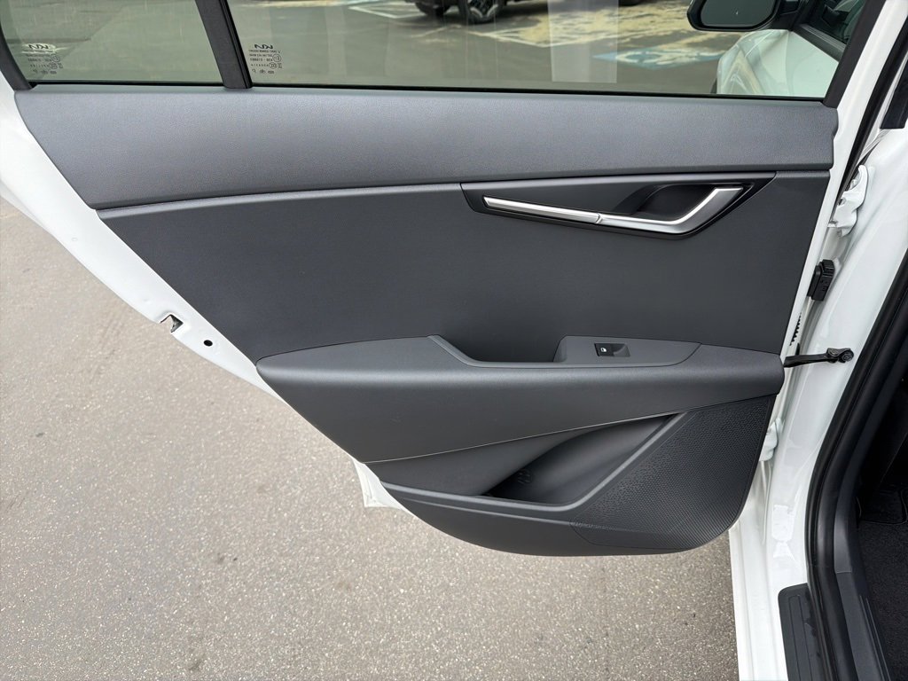 Certified 2025 Kia Niro LX image 20