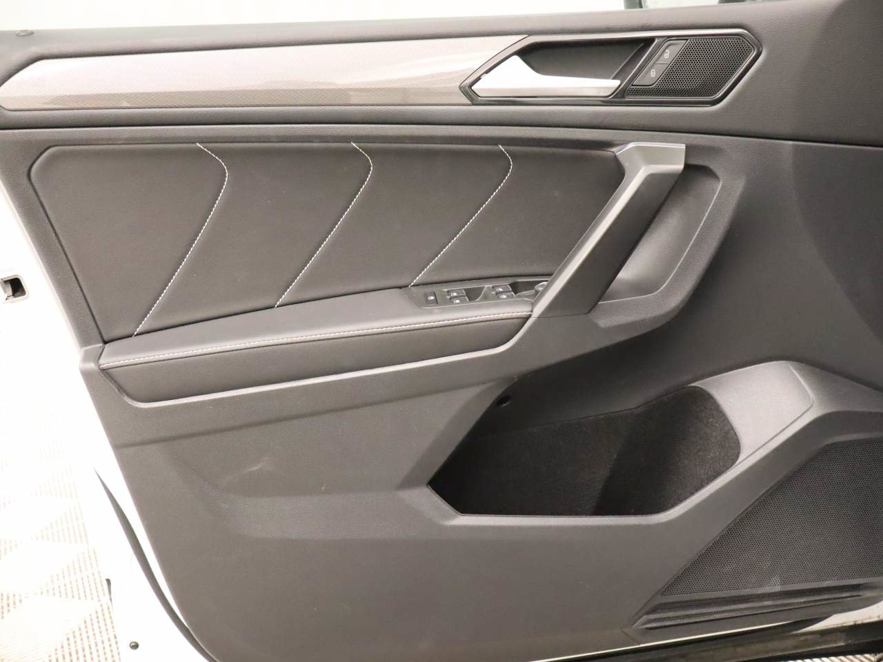 Certified 2023 Volkswagen Tiguan SE w/ Panoramic Sunroof Package FWD image 17