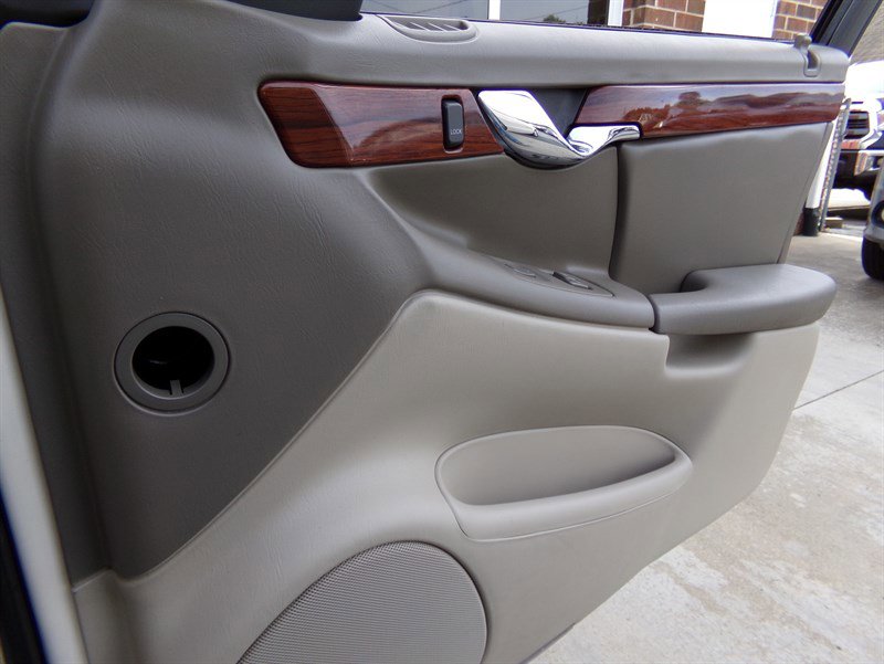 Used 2003 Cadillac De Ville Sedan w/ Comfort & Convenience Package image 82