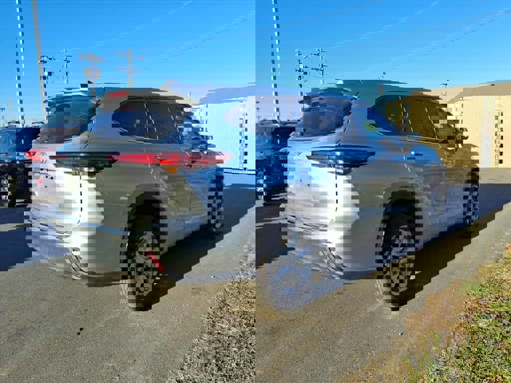 Used 2022 Toyota Highlander L image 23