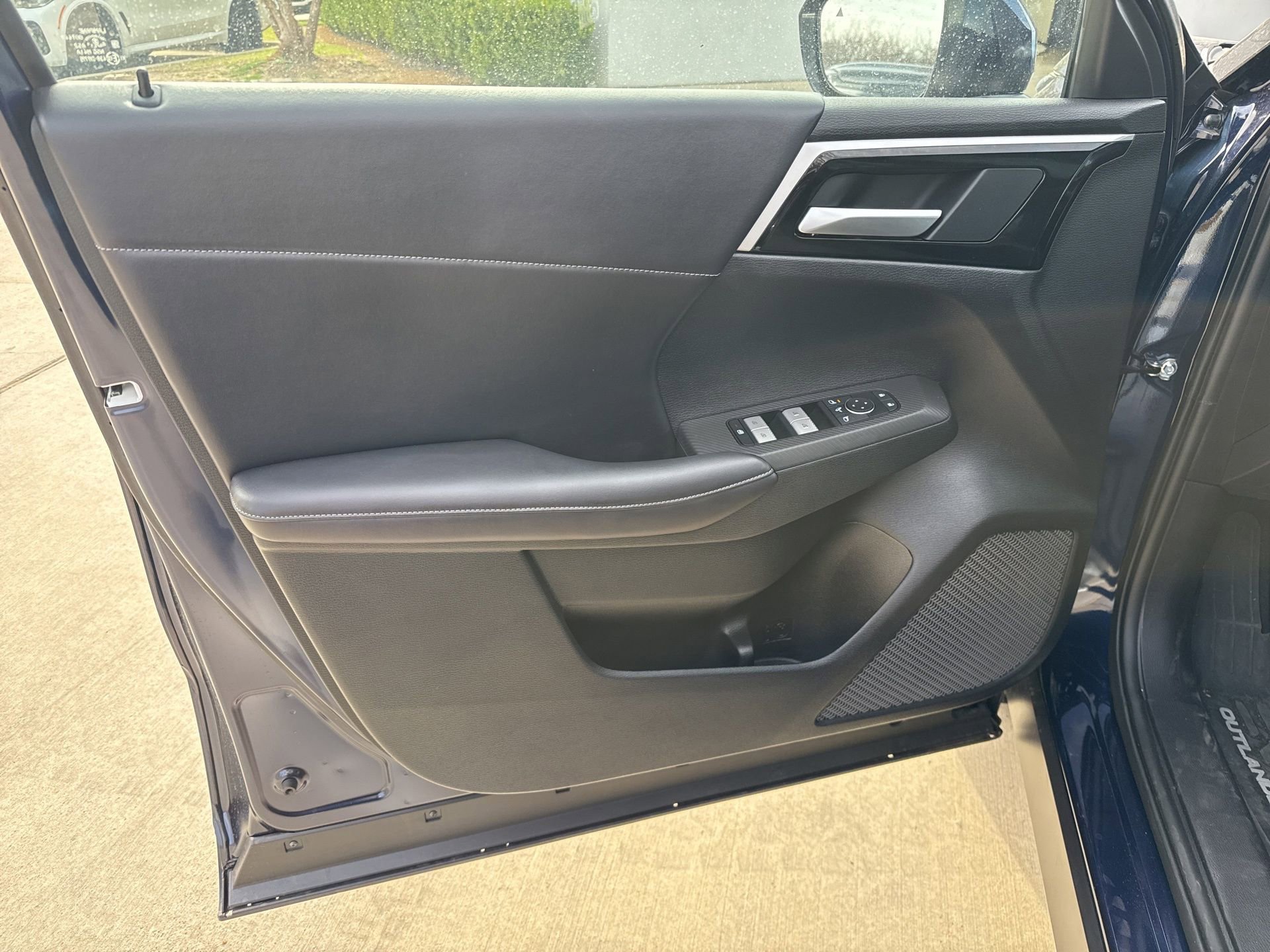 New 2025 Mitsubishi Outlander SE image 5