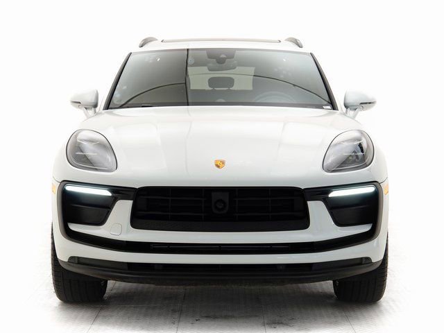 Certified 2025 Porsche Macan AWD/4WD image 30