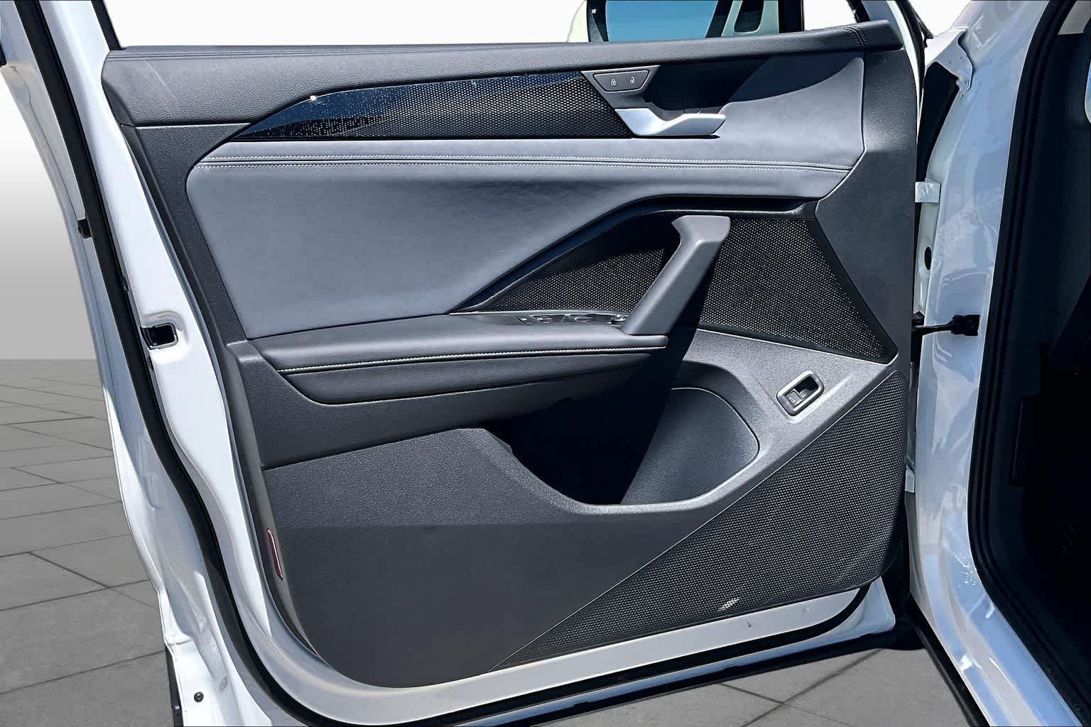 New 2026 Volkswagen Tiguan SE FWD image 10