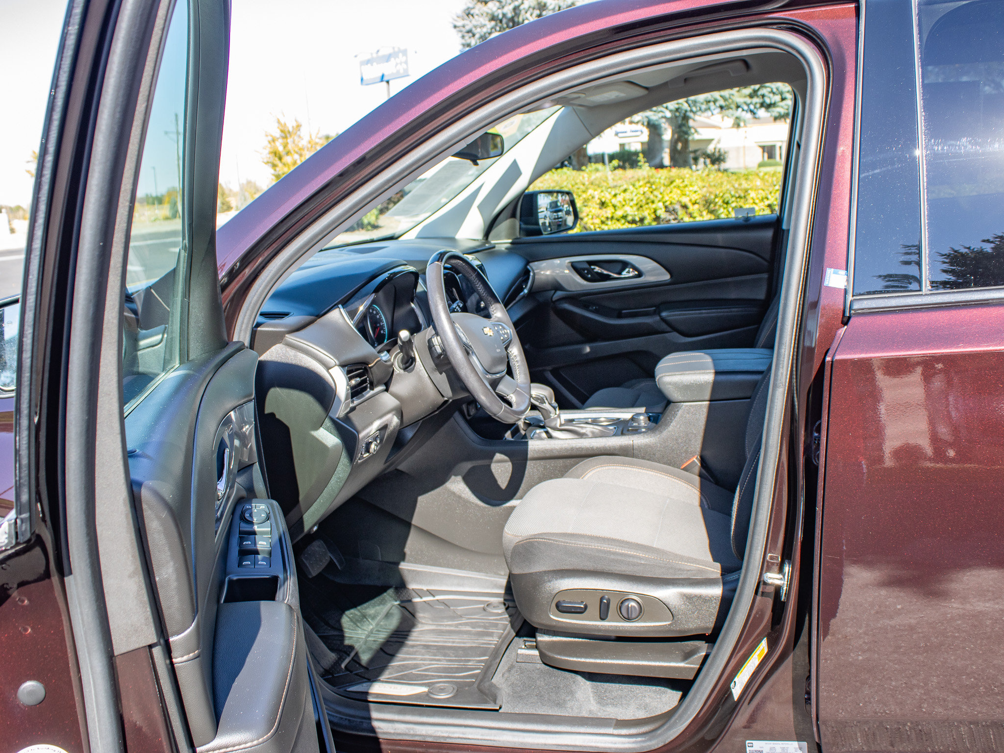 Used 2021 Chevrolet Traverse LT w/ LPO, Blackout Package AWD/4WD image 25