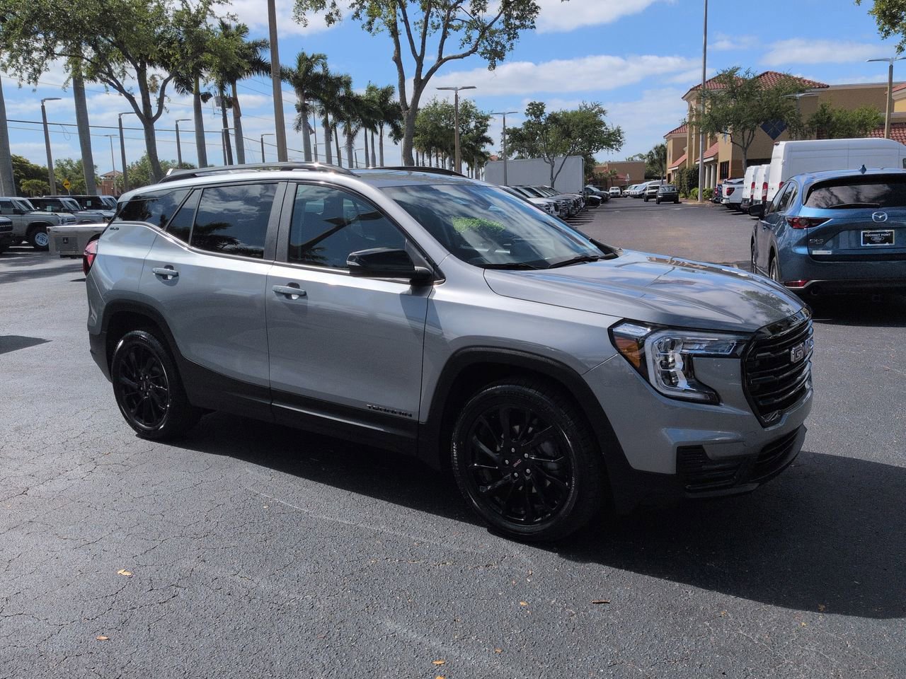 Used 2024 GMC Terrain SLE w/ Driver Convenience Package FWD image 2