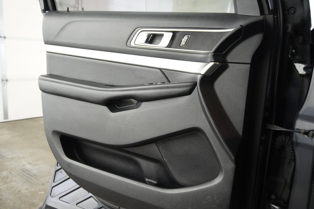 Used 2017 Ford Explorer XLT w/ Equipment Group 202A FWD image 28